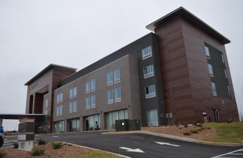 Buechel Hotel | La Quinta Inn & Suites by Wyndham Louisville NE - Old Henry Rd
