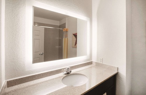 South Arlington Hotel | La Quinta Inn & Suites by Wyndham Mansfield TX