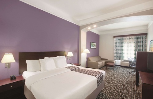 South Arlington Hotel | La Quinta Inn & Suites by Wyndham Mansfield TX