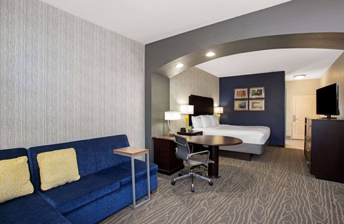 Palestine Hotel | La Quinta Inn & Suites by Wyndham Palestine
