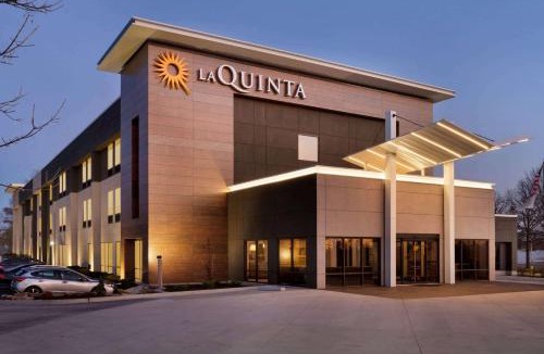 Sunset Hills Hotel | La Quinta Inn & Suites by Wyndham St Louis Route 66
