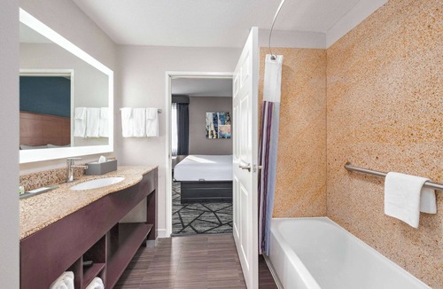 Alvarado Hotel | La Quinta Inn & Suites by Wyndham Alvarado