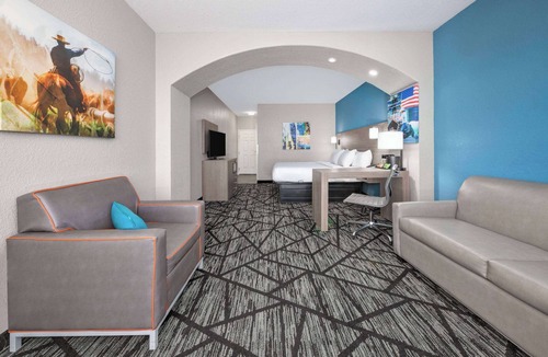 Alvarado Hotel | La Quinta Inn & Suites by Wyndham Alvarado