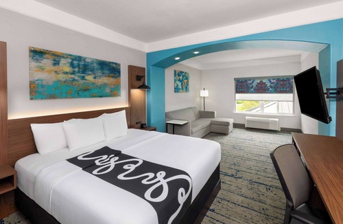 Angleton Hotel | La Quinta Inn & Suites by Wyndham Angleton