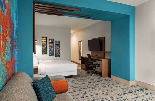 Capitol District Hotel | La Quinta Inn & Suites By Wyndham Austin South