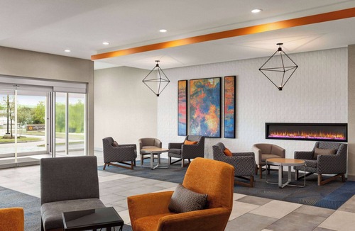 Capitol District Hotel | La Quinta Inn & Suites By Wyndham Austin South
