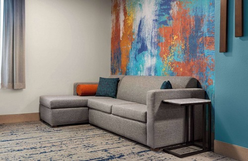 Capitol District Hotel | La Quinta Inn & Suites By Wyndham Austin South