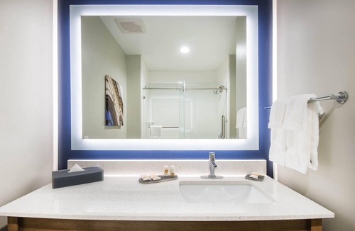 Amherst Hotel | La Quinta Inn & Suites by Wyndham Buffalo Amherst