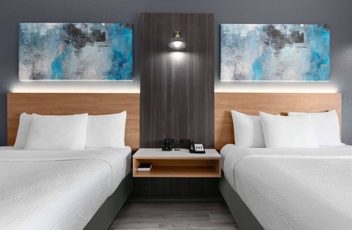 Burleson Hotel | La Quinta Inn & Suites by Wyndham Ft. Worth - Burleson