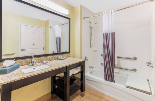 Carlsbad Hotel | La Quinta Inn & Suites by Wyndham Carlsbad
