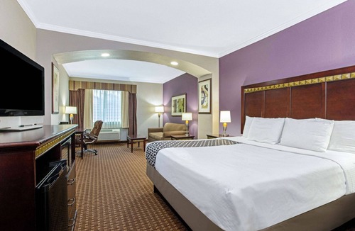 Cleburne Hotel | La Quinta Inn & Suites by Wyndham Cleburne
