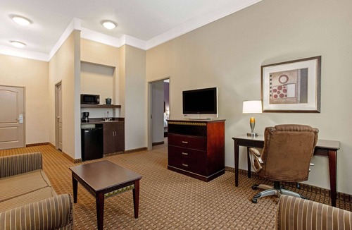Cleburne Hotel | La Quinta Inn & Suites by Wyndham Cleburne