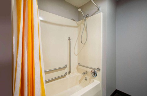 Hazelwood Hotel | La Quinta Inn & Suites by Wyndham St Louis Hazelwood North