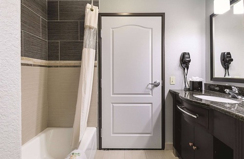 Hutchins Hotel | La Quinta Inn & Suites by Wyndham Dallas - Hutchins