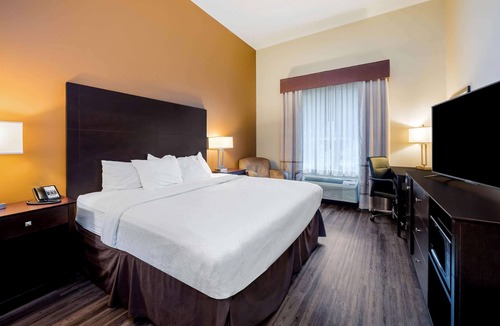 Marshall Hotel | La Quinta Inn & Suites by Wyndham Marshall