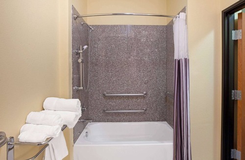 Pasadena Hotel | La Quinta Inn & Suites By Wyndham Houston Pasadena North