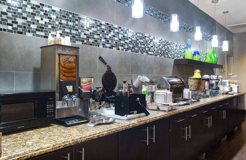 Pearsall Hotel | La Quinta Inn & Suites by Wyndham Pearsall