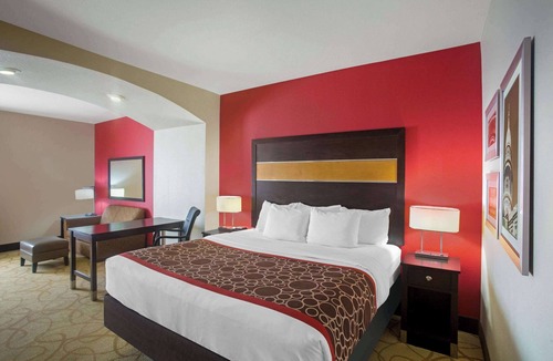 Pearsall Hotel | La Quinta Inn & Suites by Wyndham Pearsall