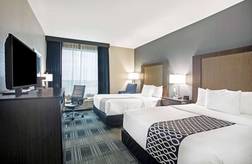 Victoria Hotel | La Quinta Inn & Suites by Wyndham Victoria - South