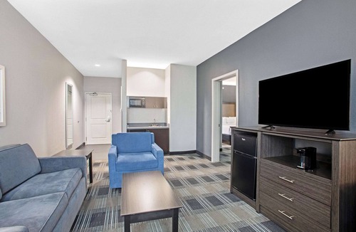 Victoria Hotel | La Quinta Inn & Suites by Wyndham Victoria - South