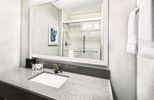 Victoria Hotel | La Quinta Inn & Suites by Wyndham Victoria - South