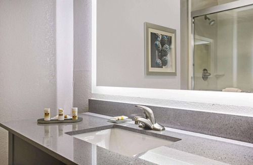Victoria Hotel | La Quinta Inn & Suites by Wyndham Victoria - South