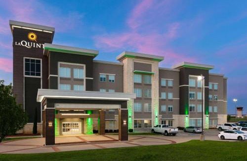 Burleson Hotel | La Quinta Inn & Suites by Wyndham Ft Worth-Burleson