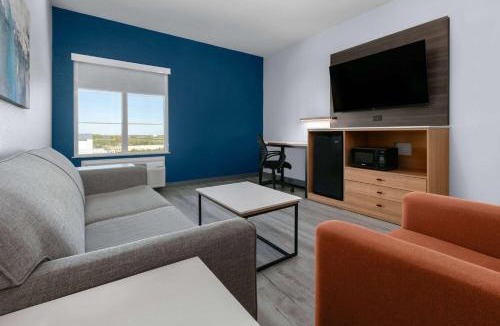 Burleson Hotel | La Quinta Inn & Suites by Wyndham Ft Worth-Burleson