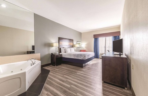 Catoosa Hotel | La Quinta Inn & Suites by Wyndham Tulsa - Catoosa Route 66