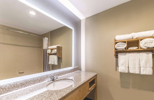 Catoosa Hotel | La Quinta Inn & Suites by Wyndham Tulsa - Catoosa Route 66