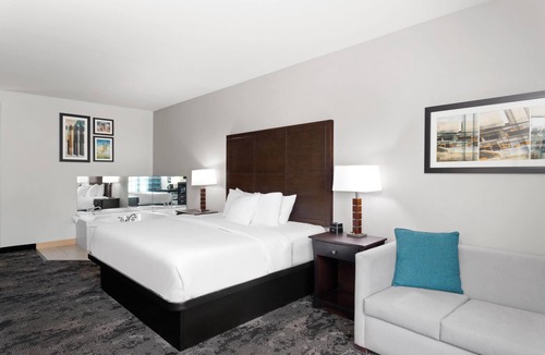 Columbus Hotel | La Quinta Inn & Suites by Wyndham Columbus - Edinburgh