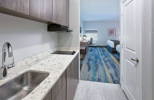White Rock Hills Hotel | La Quinta Inn & Suites by Wyndham Dallas/Fairpark