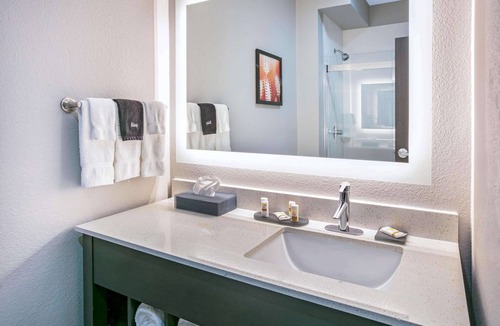 Euless Hotel | La Quinta Inn & Suites by Wyndham DFW West-Glade Parks