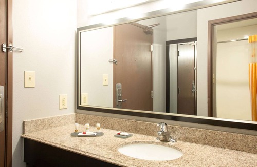 Hazelwood Hotel | La Quinta Inn & Suites by Wyndham St. Louis Hazelwood/North