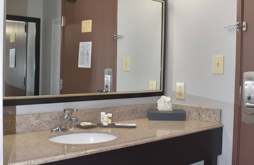 Hazelwood Hotel | La Quinta Inn & Suites by Wyndham St. Louis Hazelwood/North