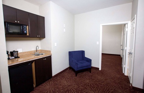 North Shore Hotel | La Quinta Inn & Suites by Wyndham Houston East at Normandy