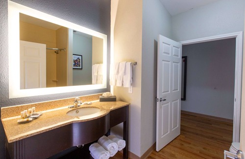 North Shore Hotel | La Quinta Inn & Suites by Wyndham Houston East at Normandy