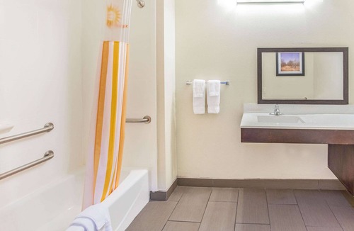 Luling Hotel | La Quinta Inn & Suites by Wyndham Luling