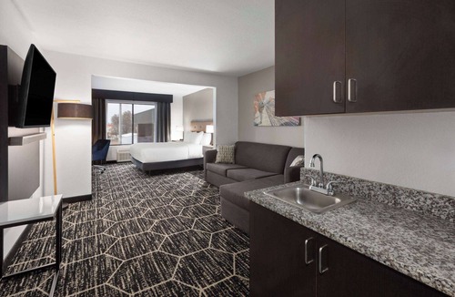 Meridian Hotel | La Quinta Inn & Suites by Wyndham Meridian