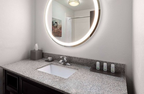 Meridian Hotel | La Quinta Inn & Suites by Wyndham Meridian