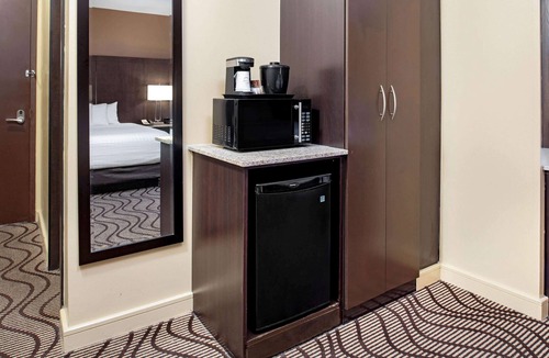 Oshawa Hotel | La Quinta Inn & Suites by Wyndham Oshawa