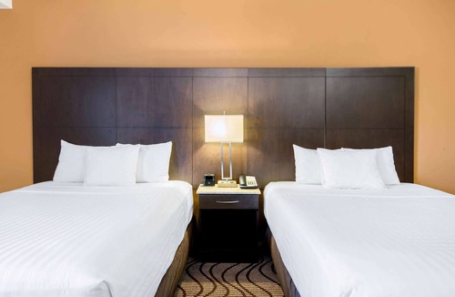 Oshawa Hotel | La Quinta Inn & Suites by Wyndham Oshawa