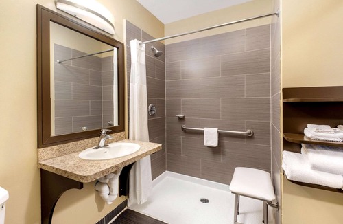 Oshawa Hotel | La Quinta Inn & Suites by Wyndham Oshawa