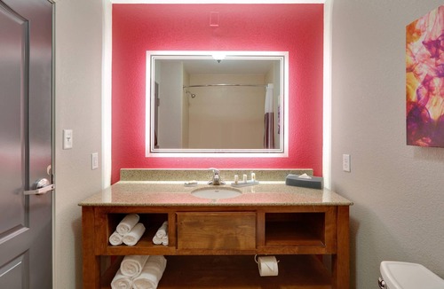 Dallas Hotel | La Quinta Inn & Suites by Wyndham Dallas Love Field