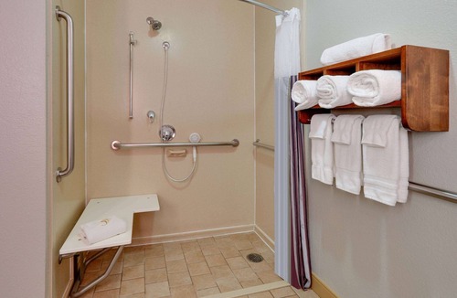 Dallas Hotel | La Quinta Inn & Suites by Wyndham Dallas Love Field