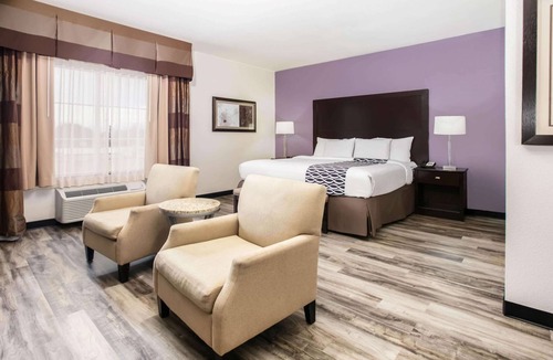 Euless Hotel | La Quinta Inn & Suites by Wyndham DFW Airport West - Euless