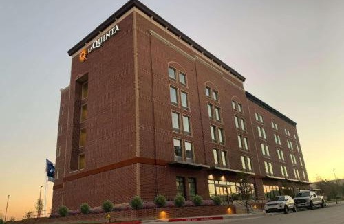 Frisco Hotel | La Quinta Inn & Suites by Wyndham Dallas - Frisco Stadium