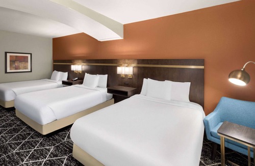 Olathe Hotel | La Quinta Inn & Suites by Wyndham Olathe