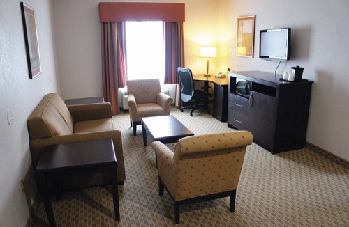 Orange Hotel | La Quinta Inn & Suites by Wyndham Orange