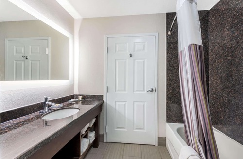 Orange Hotel | La Quinta Inn & Suites by Wyndham Orange